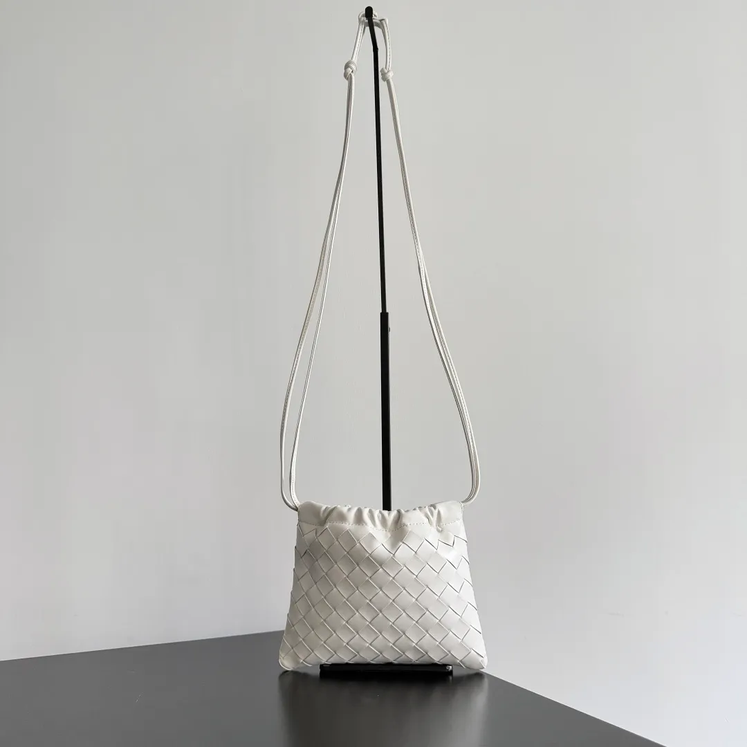 Batch 1400 BOTTEGA VENETA DUSTBAG mini size is officially launched📣📣. It still continues the classic weaving process. The lazy and casual feeling presented by the drawstring pockets is not too suitable for summer. The small back body is light and convenient. It is enough to carry lipstick and tissues when going out every day. It is not easy to make mistakes with any clothes. The shoulder strap has a buckle and pull-out design, which can be adjusted to unlock multiple carrying methods. Style number: 816987 Size: 21*16.6*1cm